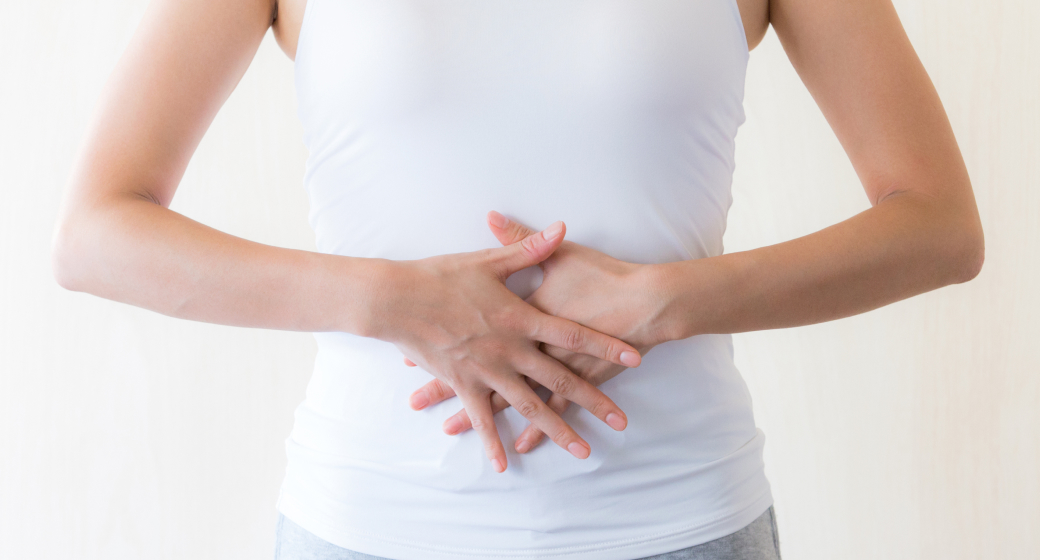 手をお腹にあてる画像